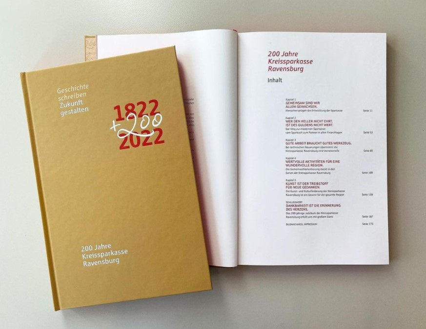 Aufgeschlagenes Jubiläumsbuch zu 200 Jahre KSK Ravensburg geschrieben durch die D.I.E. Firmenhistoriker GmbH
