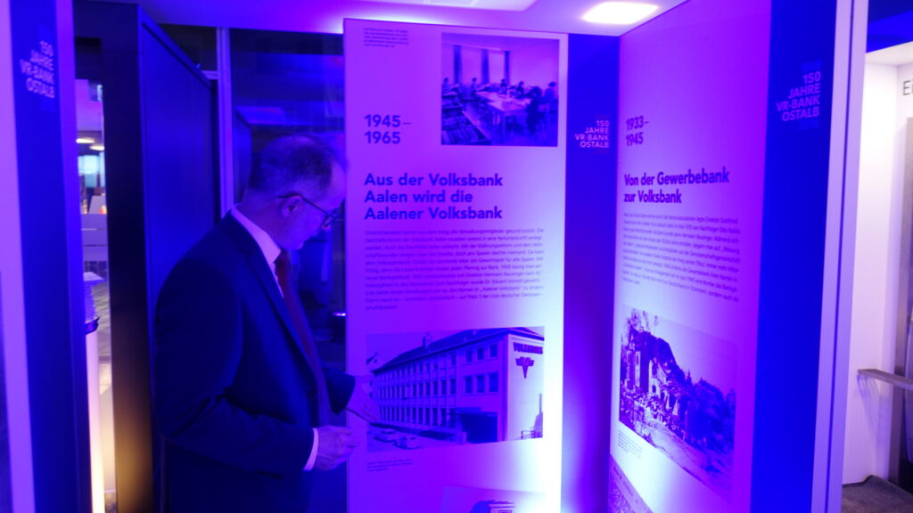 Dr. Rainer Lächele besucht die Ausstellung der Volksbank Pforzheim
