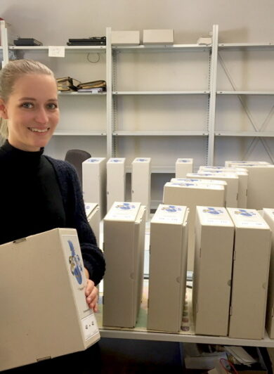 Mitarbeiterin der D.I.E. Firmenhistoriker GmbH bei der Archivierung der MAterialien.