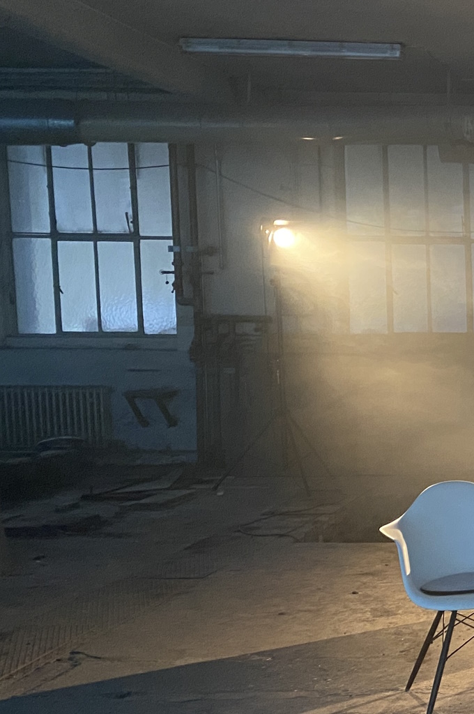 Industrieanlage Stuhl mit Nebel