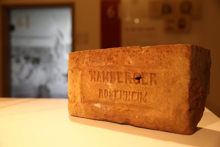 Ein Hamberger Ziegelstein als Exponat im Firmenmuseum der Hamberger Industriewerke