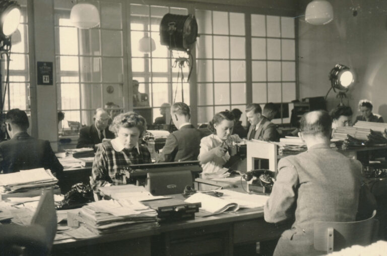 Mitarbeiter der Volksbank Pforzheim bei ihrem Arbeitsalltag