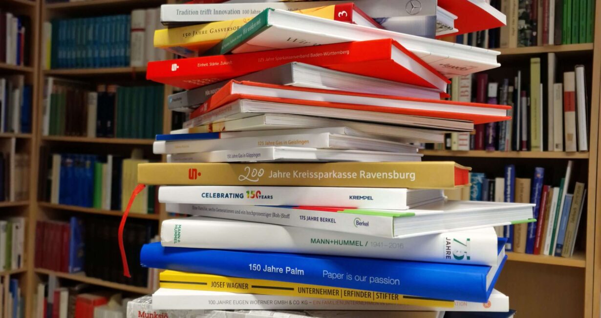 gestapelte Bücher der D.I.E. Firmenhistoriker GmbH