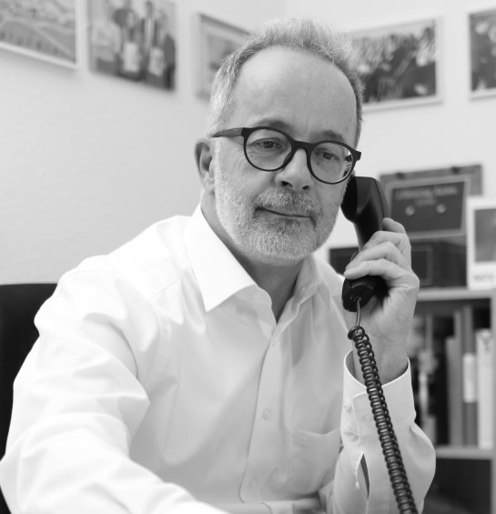 Dr. Rainer Lächele am Telefon